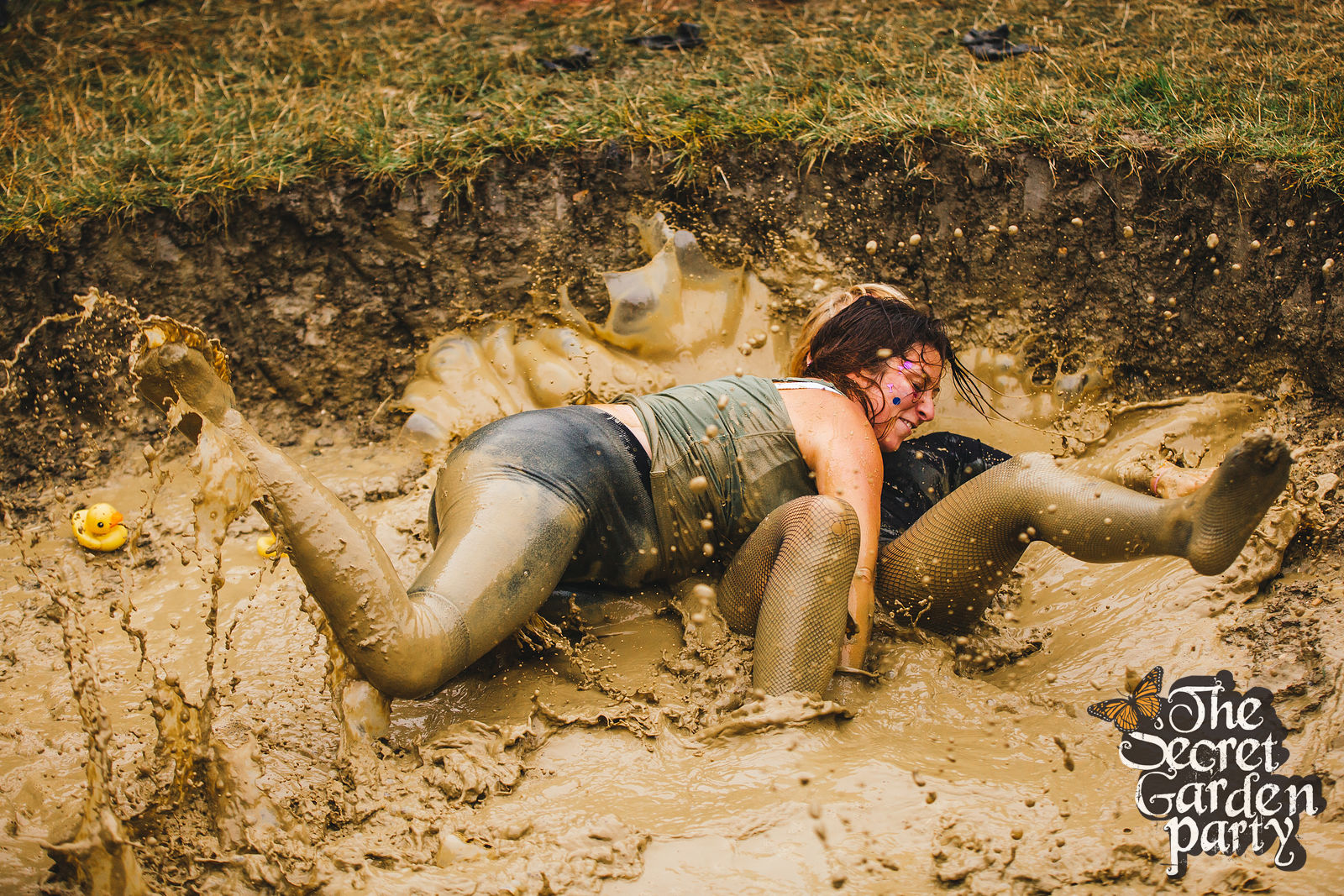 Girls bikini mud wrestling