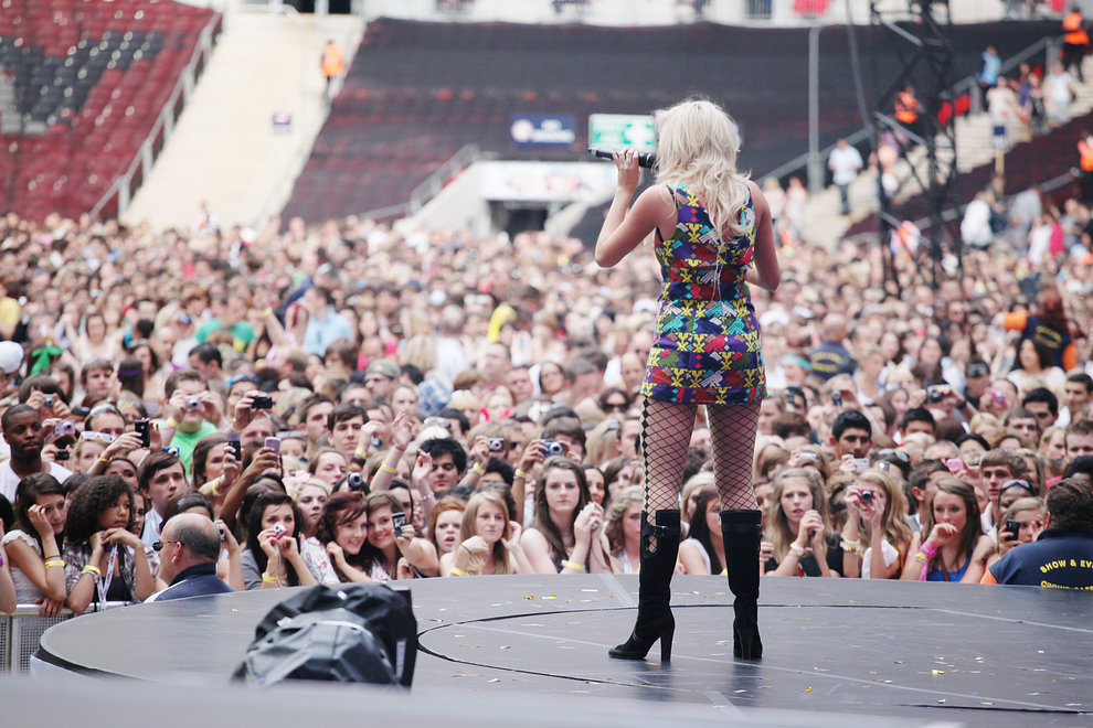 Pixie Lott plays to an enthusiastic crowd