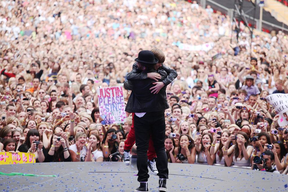 Usher and Justin Bieber share a hug