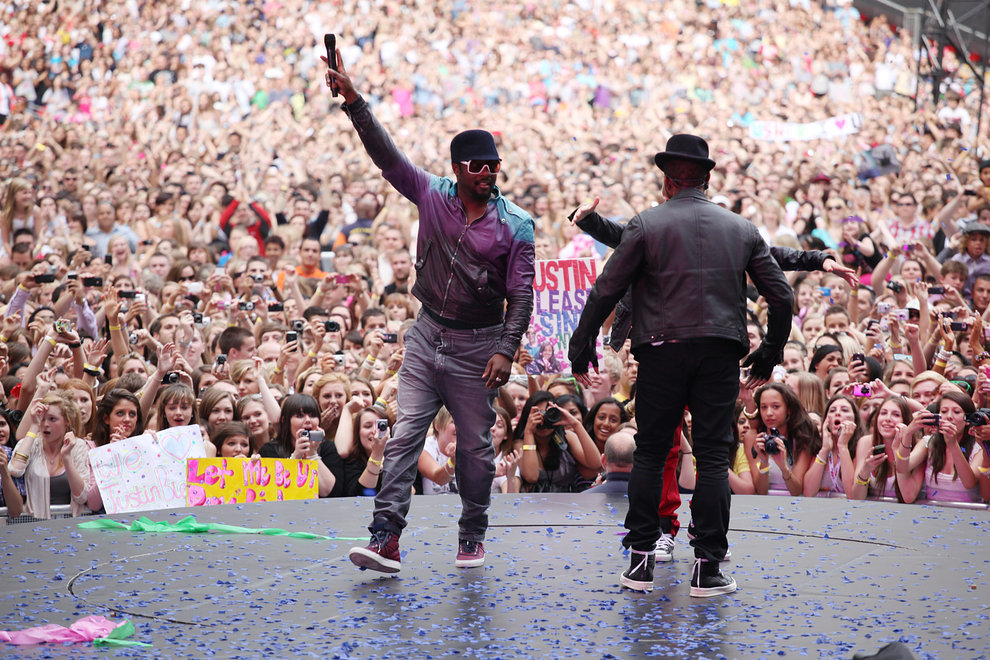 Will.i.am joins Usher on stage 