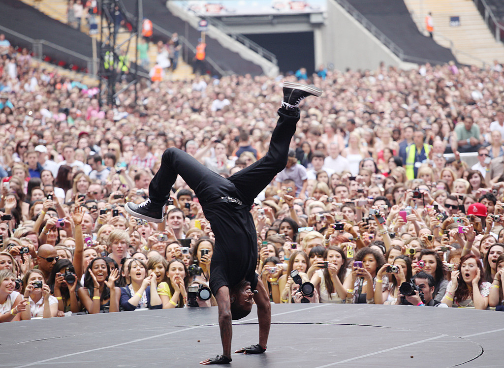 Usher wows the crowd with his dance moves