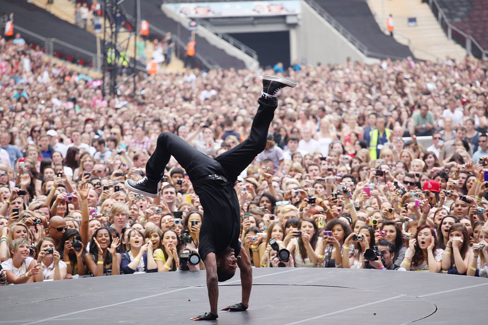 Usher wows the crowd with his dance moves