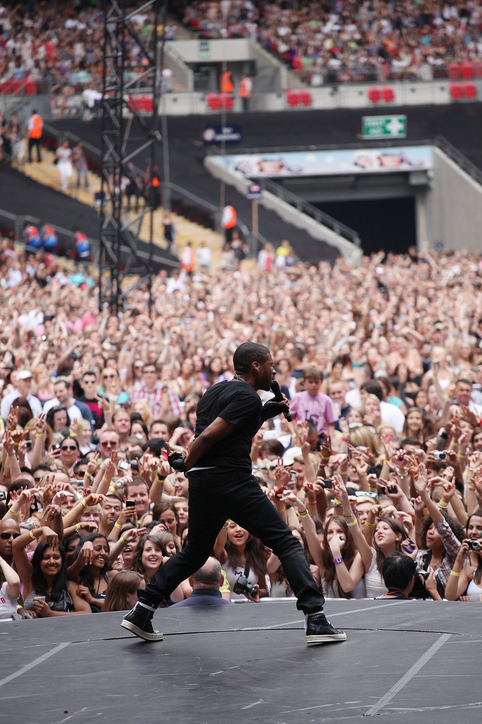 The crowd loves Usher 